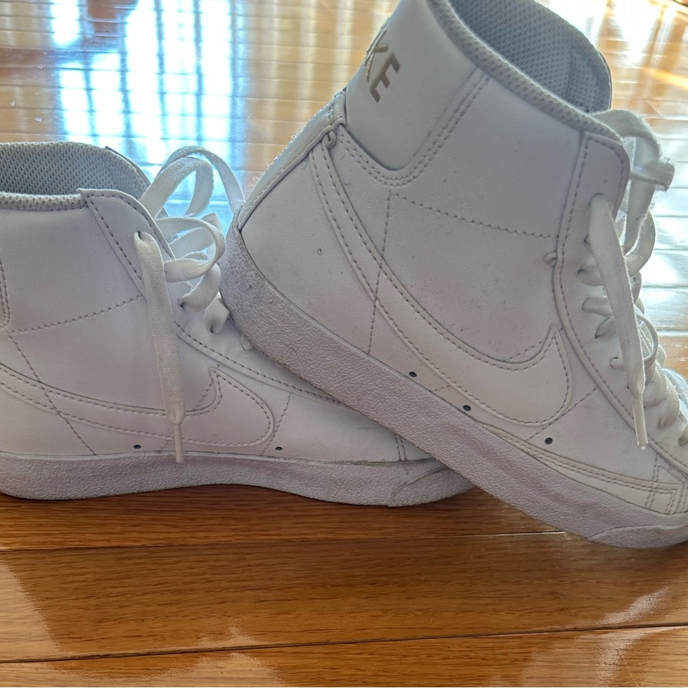 WOMEN'S NIKE BLAZER MID '77 White High-Top Sneakers